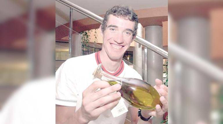 <i>Isidro Nozal junto a una botella de aceite de oliva de Jaén. / Archivo histórico Diario JAÉN. </i>