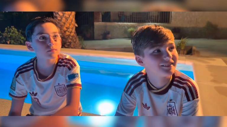 <i>A la izquierda, el hermano de Lucas Paulano y a la derecha, Lucas Paulano, representante de España en Eurovisión Junior. / Eurovisión RTVE. </i>