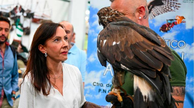 <i>La consejera de Sostenibilidad y Medio Ambiente, Fina Martínez, visita la XVIII edición de la Feria de Caza y Pesca de la Provincia (Ibercaza) en Jaén. / Europa Press. </i>