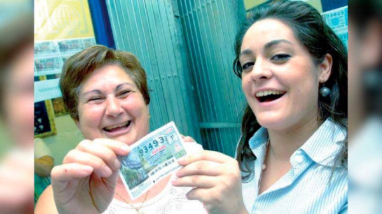 <i>Mari Luz Contreras e Inmaculada Ruiz posan con el décimo premiado. / Agustín Muñoz / Archivo histórico Diario JAÉN</i>