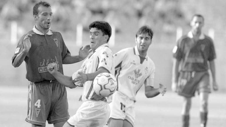 Fotogalería: Bodas de plata de La Victoria con el saque de Antoñete y el gol de Milosevic
