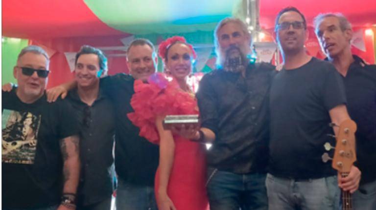 <i>José Lucini, Juanmi Medina, José Pozo, Susana Martínez, Dani Domingo, Manuel Medina y Óscar Rodríguez, recogieron una placa por parte de Diario JAÉN tras su actuación del año 2025 en la caseta de Diario JAÉN. </i>