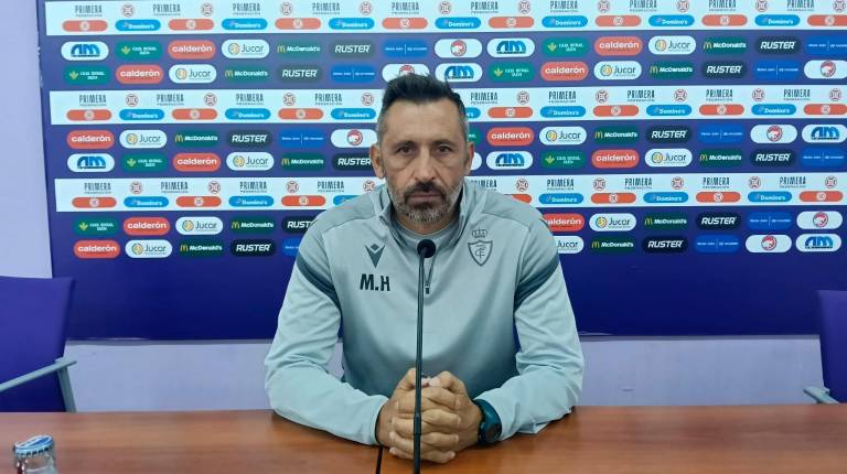 <i>El entrenador del Real Jaén, Manuel Herrero, antes de comenzar la rueda de prensa en el Caja Rural La Victoria. / F. Gaitán / Diario JAÉN.</i>