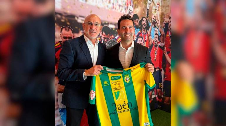 <i>Luis de la Fuente recibe la camiseta del Jaén Paraíso Interior por parte de Miguel Hernández, director adjunto del club. / Jaén FS.</i>