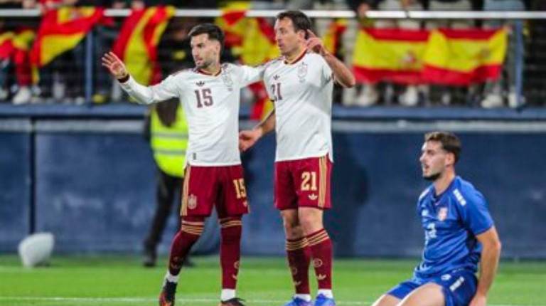 <i>Mikel Oyarzabal y Alex Baena celebran un gol con la selección española. Archivo.</i>