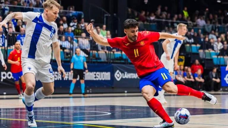 <i>Esteban Cejudo maniobra con el balón en el partido disputado ante Finlandia hace unos meses. / RFEF.</i>