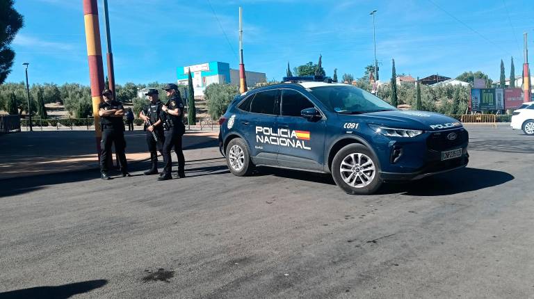 <i>Agentes de la Policía Nacional custodian el acceso principal. Archivo. / F. Gaitán / Diario JAÉN.</i>