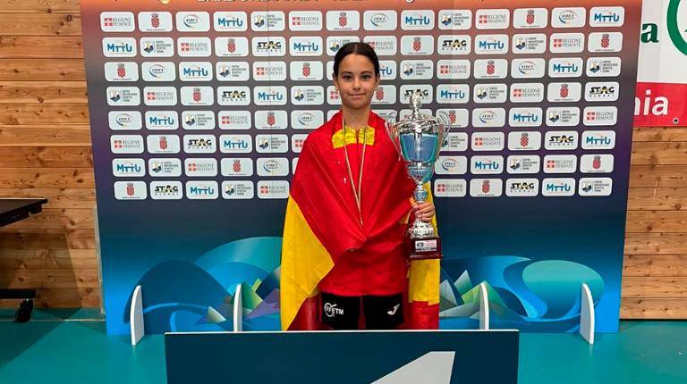 <i>Fátima Burgos posa con el trofeo en el campeonato celebrado en Italia.</i>