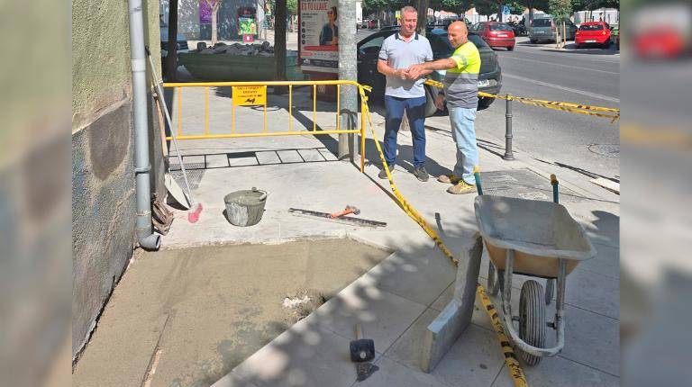 <i>Visita de Javier Padorno a la calle Virgen de la Cabeza mientras se ejecutan las mejoras en el acerado. / Ayuntamiento de Jaén. </i>