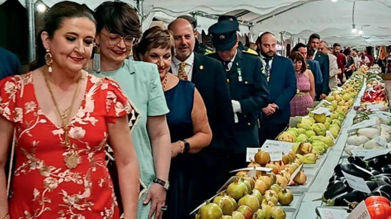 <i>Yolanda Caballero junto con otros representantes municipales y autoridades inauguran el concurso. / Adrián Claudio Bonache / Diario JAÉN. </i>