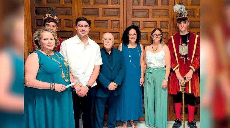 <i>El pregonero Manuel Pineda en el centro de la foto junto a la corporación municipal de Quesada. / Isabel de la Paz / Diario JAÉN</i>