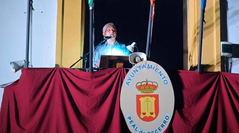 <i>Pregón de Paco Zaragoza en Peal de Becerro. / Álex Gómez y Álvaro Guzguti / Diario JAÉN. </i>