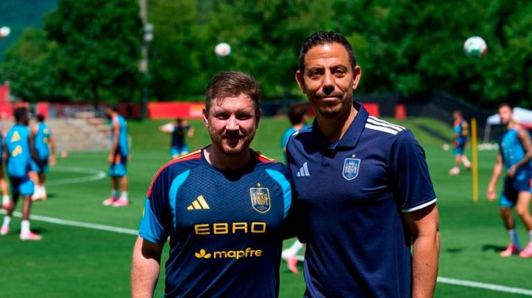 <i>Ángel Ruiz y Claudio Vázquez posan en una de los campos de la concentración de Chattanooga.</i>