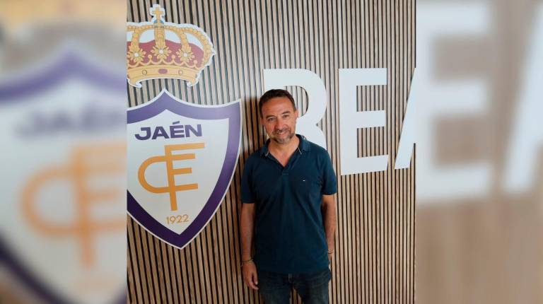 <i>Juan Gambero, junto al escudo del Real Jaén. / Gilberto Moreno / Diario JAÉN.</i>