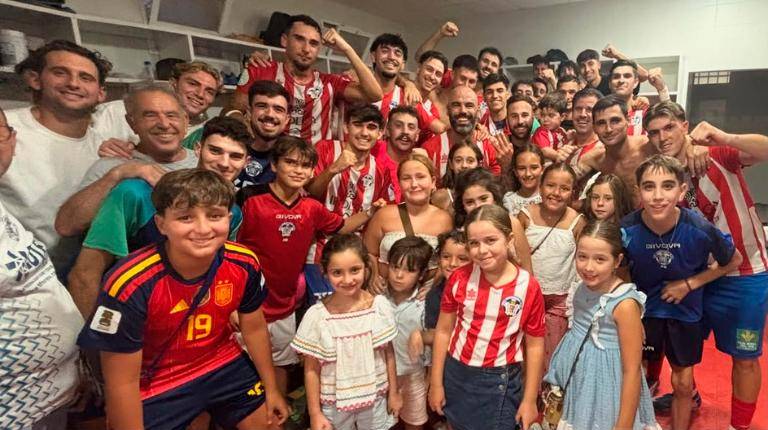 <i>Los jugadores del Atlético Porcuna celebran la victoria junto a familiares y aficionados. / Atlético Porcuna. </i>
