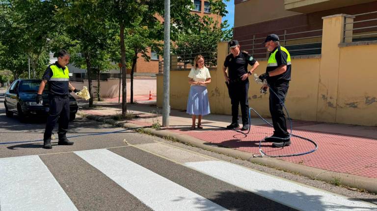 <i>María del Carmen Angulo visita los trabajos de repintado. / Ayuntamiento de Jaén.</i>