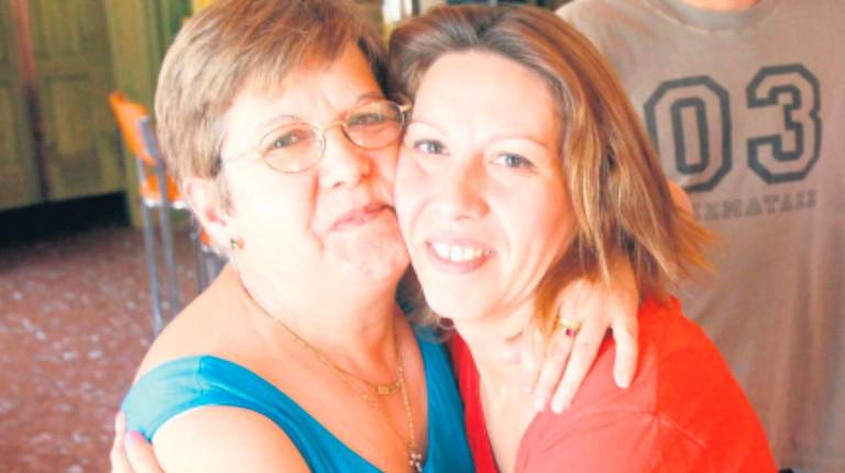 <i>Inés Arjona y Rosaura Fernández, en Alcalá la Real, el día de su reencuentro, el 7 de julio de 2012. / JUAN MANUEL VACAS / DIARIO CÓRDOBA.</i>
