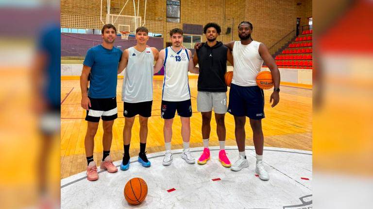 <i>Javi Rodríguez, Álvaro Herrera, Joaquín Cebolla, Curtis Larouse y Ademide Badmus. / Jaén FS. </i>
