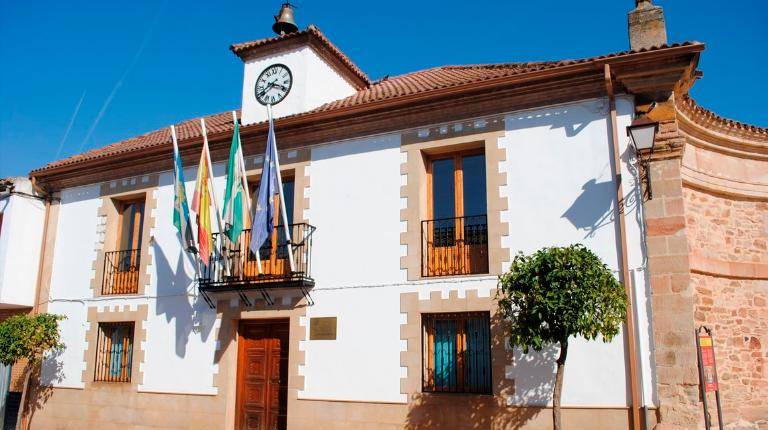 <i>Fachada del Ayuntamiento de Carboneros. / Ayuntamiento de Carboneros. </i>