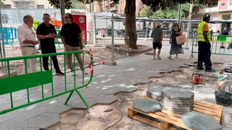 <i>Retirada de las baldosas tipo Gaudí de la Plaza de la Constitución. / Ayuntamiento de Jaén.</i>