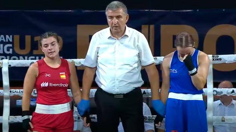 <i>Cristina Peinado con su contrincante antes de anunciar a la ganadora del combate. / Real Federación Española de Boxeo. </i>