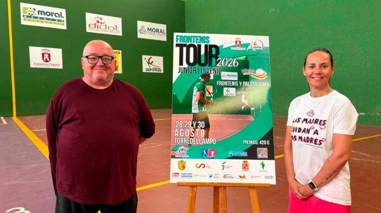 <i>Pedro Cazalla y Gloria Civantos en la presentación del cartel del Torneo de Frontenis y Paleta Goma Junior-Juvenil 2026. / Ayuntamiento de Torredelcampo. </i>