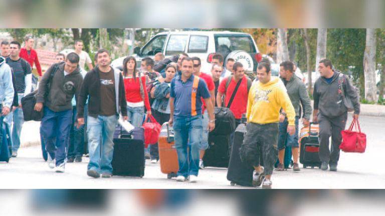<i>Un grupo de alumnos de la Guardia Civil entra en la Academia de Baeza para comenzar el curso, que duró hasta el siguiente junio de 2007.</i>