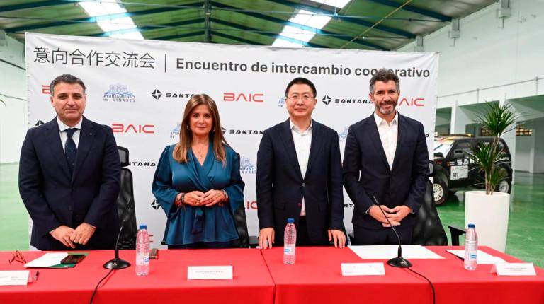 <i>Auxi del Olmo junto a los representantes de BAIC y Santana Motors. / @auxidelolmo. </i>