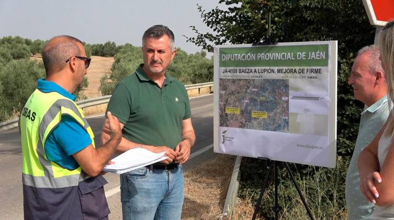 <i>José Luis Agea presenta el proyecto de obra de la JA-4108, acompañado del alcalde deLupión, Gonzalo Rus. / Diputación de Jaén.</i>