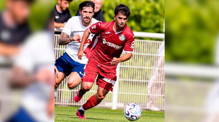 <i>Curro Burgos durante una jugada ante Sandro Tonali. </i>