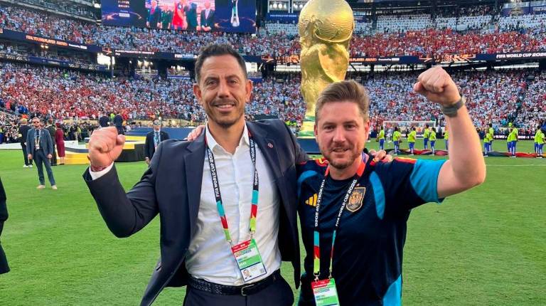 <i>Claudio Vázquez y Ángel Ruiz celebran el título de campeones del mundo.</i>