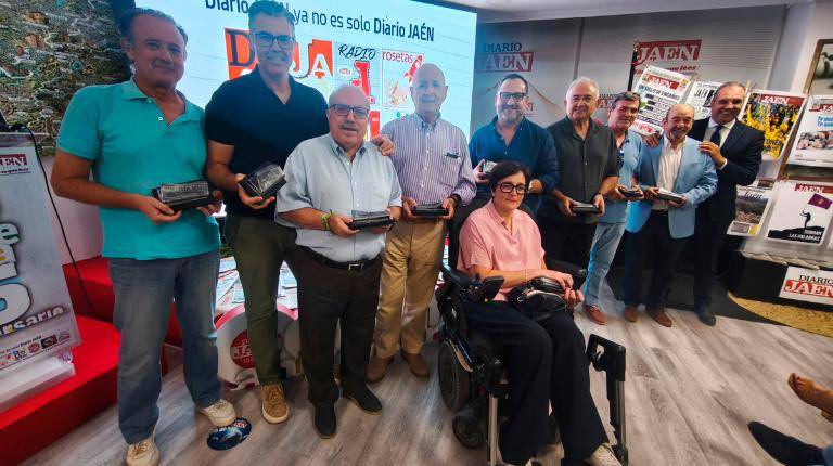 <i>Se llevaron una distinción, que recogieron Antonio Cepedello, Rafael Abolafia, Manuel Contreras, Antonio Garrido, Fátima Jerez, Ángel González, Miguel Ortega, Juan Carlos Bautista y Antonio Arroyo. / Agustín Muñoz / Diario JAÉN. </i>