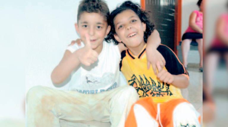 <i>Rafael, que jugaba a ser “Nemo” con su prima Saray, en el hospital. / Archivo histórico Diario JAÉN. </i>