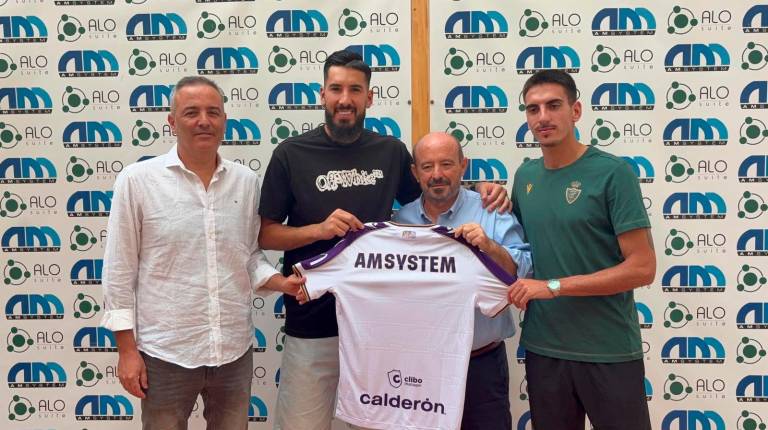 <i>Agustín gutierrez, Salvi Carrasco, Sebastián Moya y Busi posando junto a una camiseta. / Real Jaén.</i>