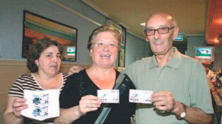 <i>María del Cid Molina, vendedora de la ONCE, en el centro, con dos premiados. / Archivo Histórico Diario JAÉN.</i>