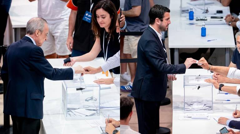 <i>Florentino Pérez y Enrique Riquelme, votan en el pabellón de baloncesto de la Ciudad Real Madrid en Valdebebas. / Europa Press. </i>