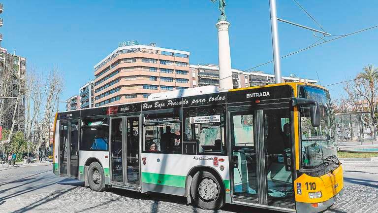 El Ayuntamiento reduce el transporte urbano al 75%
