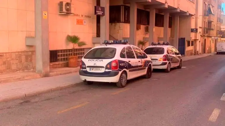 Vehículos policiales en la comisaría de Linares donde el padre de acogida permaneció detenido hasta quedar en libertad. / Archivo. 