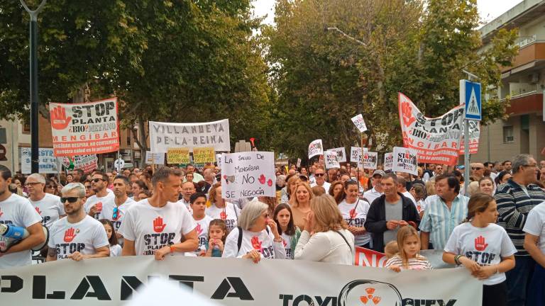 Una multitud clama contra las plantas de biometano en Mengíbar