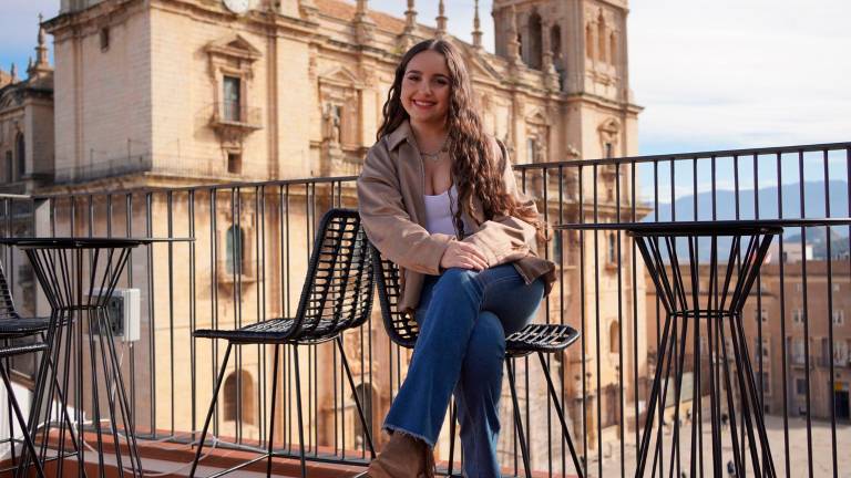 La intérprete Carmen Ranea posa ante la Catedral de Jaén.