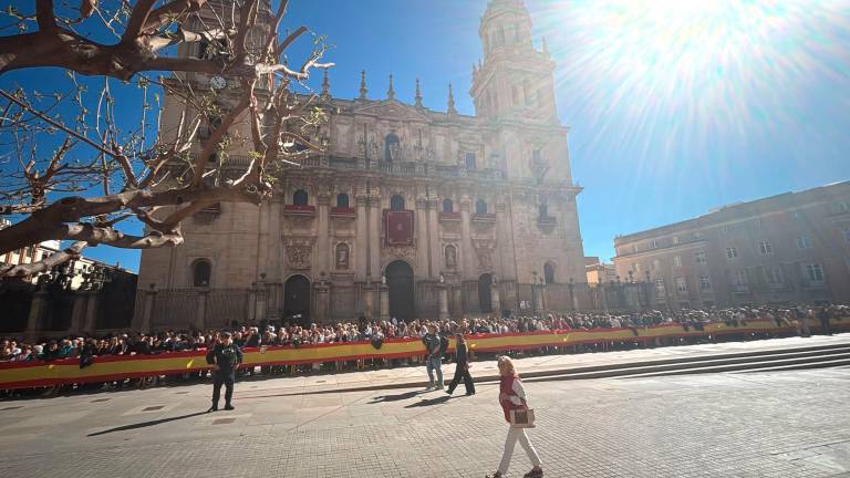 La Plaza de Santa María rezuma ilusión por la visita real