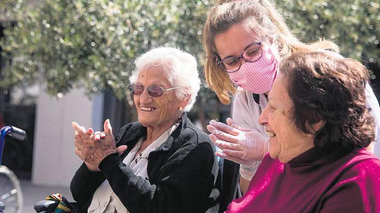 Aplauso a la labor de las profesionales de las residencias