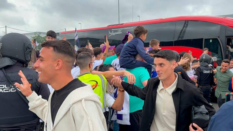 Espectacular recibimiento al Real Jaén en su estadio antes del partido
