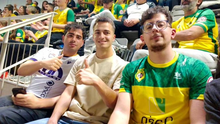 Una marea amarilla que celebra a lo grande el triunfo del Jaén Paraíso Interior