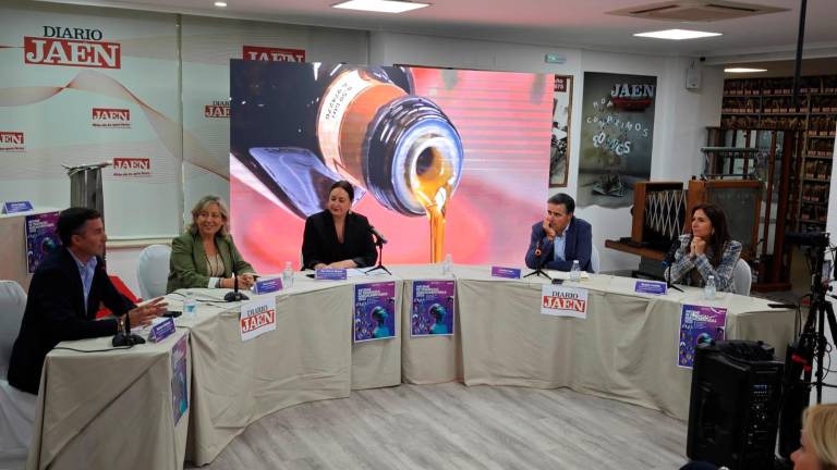 Gustavo Ródenas, Charo Campos, Ana María Gómez, Cristóbal Cano y Beatriz Castilla durante la mesa redonda “Empresas líderes y aceite de oliva”. / Jason Moyano / Diario JAÉN. 