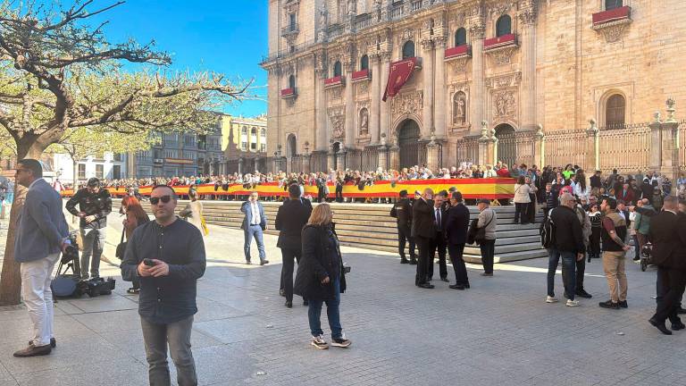 La Plaza de Santa María rezuma ilusión por la visita real