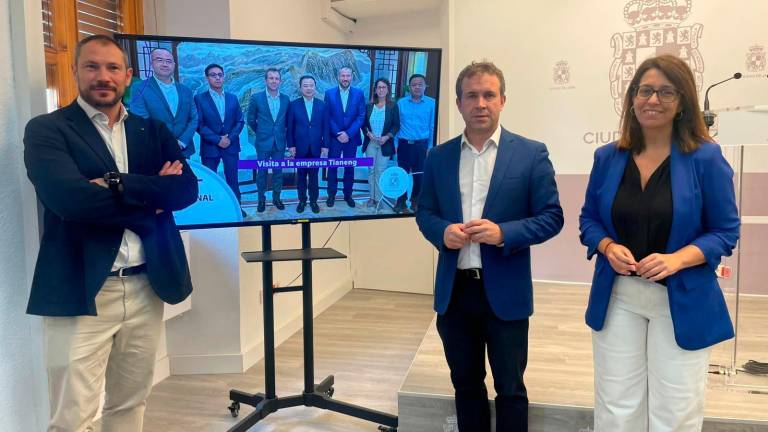 El responsable de la empresa Intelec, Antonio Ruano, el alcalde de Jaén, Julio Millán, y la segunda teniente de alcalde, África Colomo