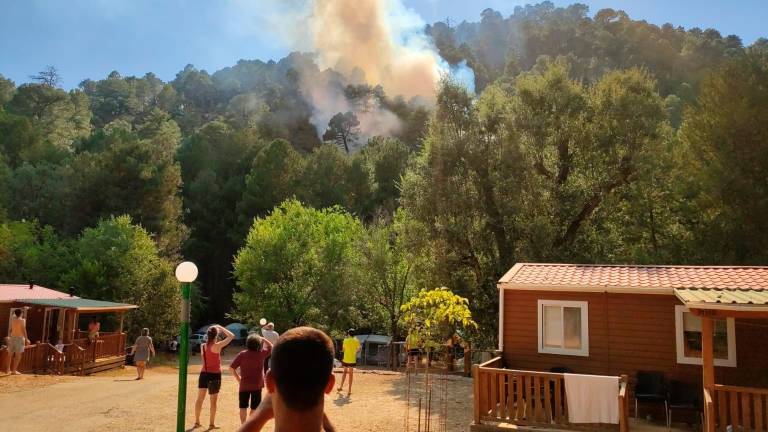 Incendio forestal en Puente de las Herrerías, en Cazorla, cerca del camping