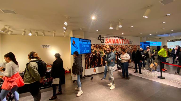 Primeras colas y mucho ambiente en el arranque de la entrega de dorsales de la San Antón