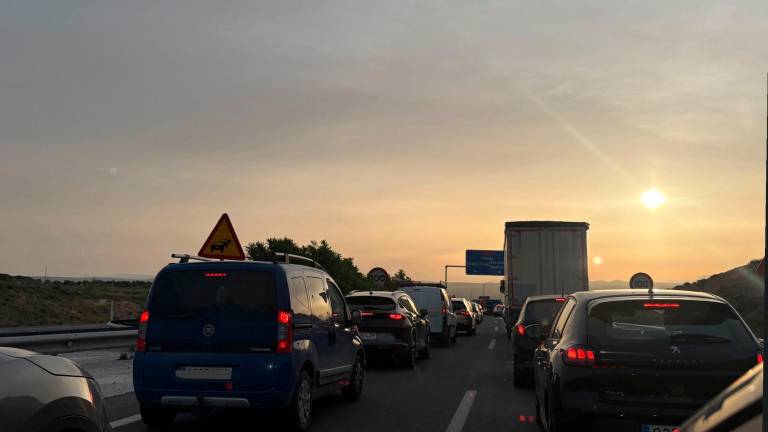 Las retenciones en la A-316 continúan, mientras avanzan las obras